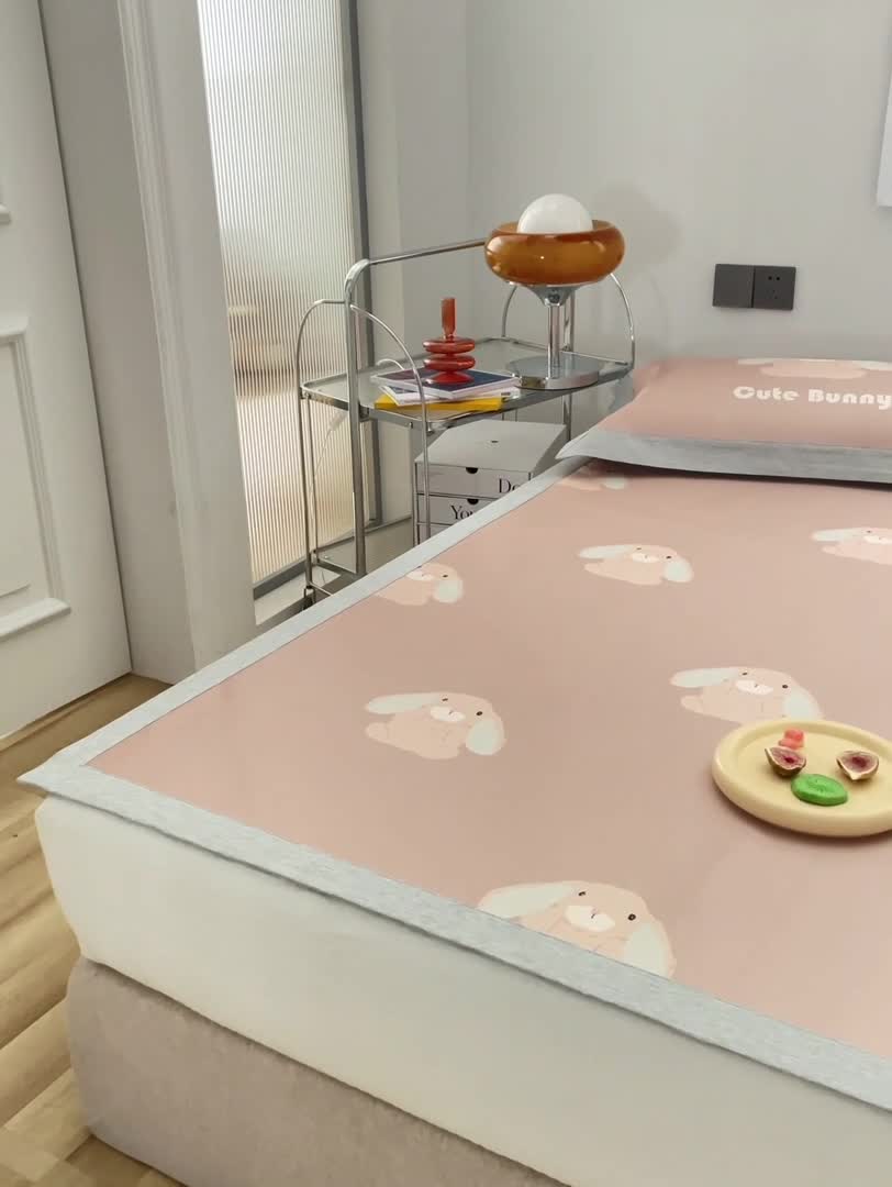 91家纺网 家纺一手货源 找家纺 橘滋 2022新款高端数码印花凉席（平席款）系列 波比兔