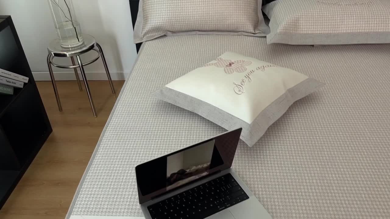 91家纺网 家纺一手货源 找家纺 本希 2022新款花漾轻奢绣花系列床笠款凉席 千鸟格索菲兔-肉桂粉