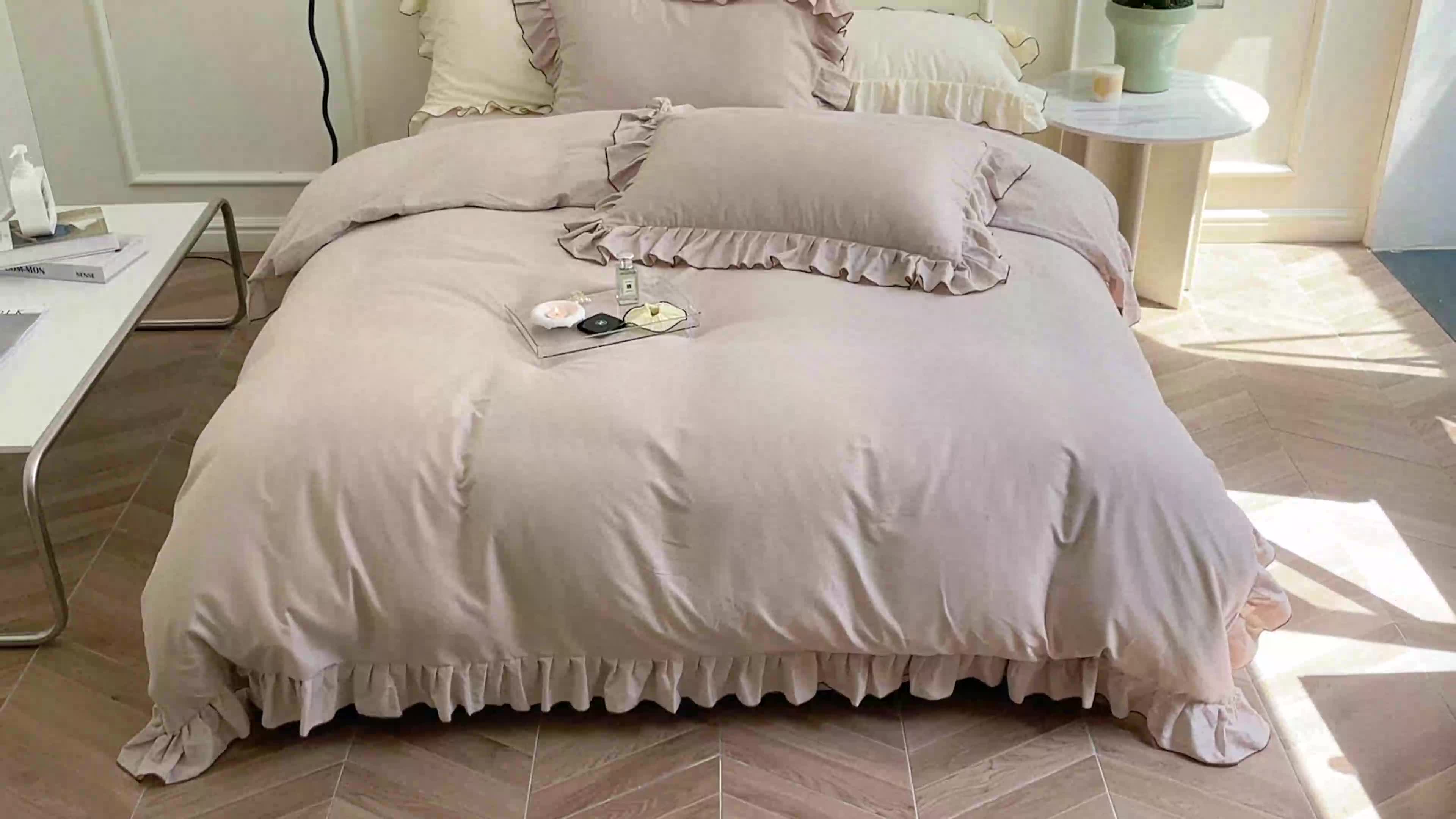 91家纺网 家纺一手货源 找家纺 时年 2022新款60长绒棉水洗轻磨毛花边款四件套 鲜芋米