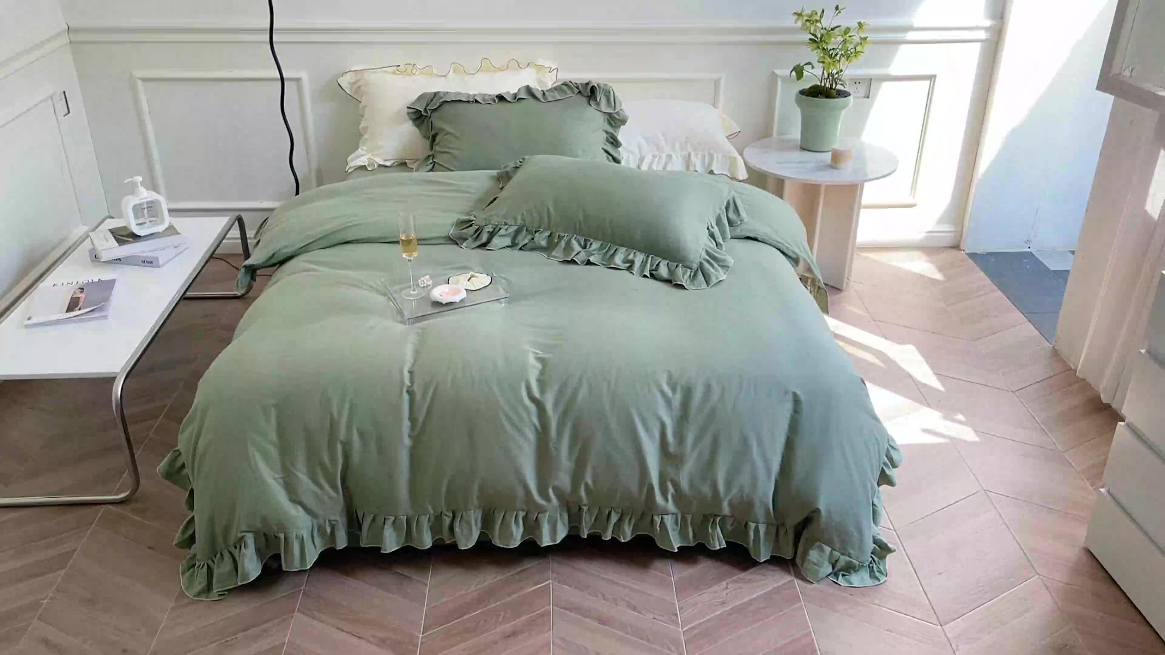 91家纺网 家纺一手货源 找家纺 时年 2022新款60长绒棉水洗轻磨毛花边款四件套 山野绿