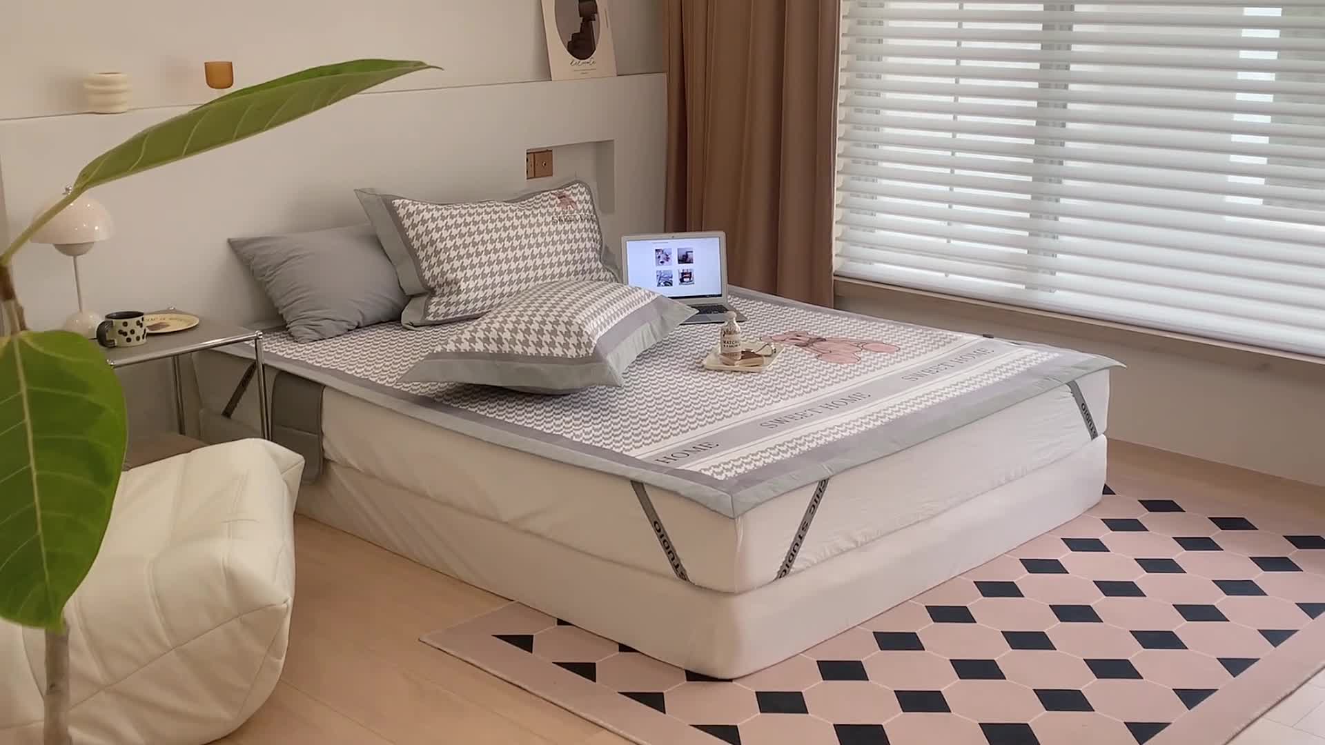 91家纺网 家纺一手货源 找家纺 昔可 2022新款高端大版数码印花冰沐丝养生席 酷酷千鸟纹熊