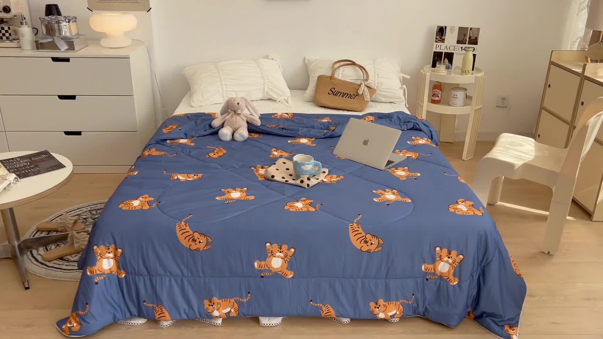 91家纺网 家纺一手货源 找家纺 昔可 2022新款卡通印花牛奶丝针织夏被 小顽皮-蓝