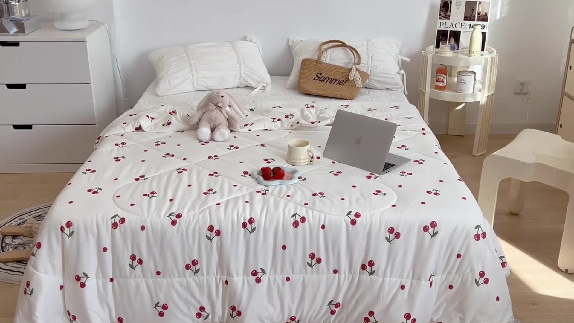 91家纺网 家纺一手货源 找家纺 昔可 2022新款卡通印花牛奶丝针织夏被 小樱桃红