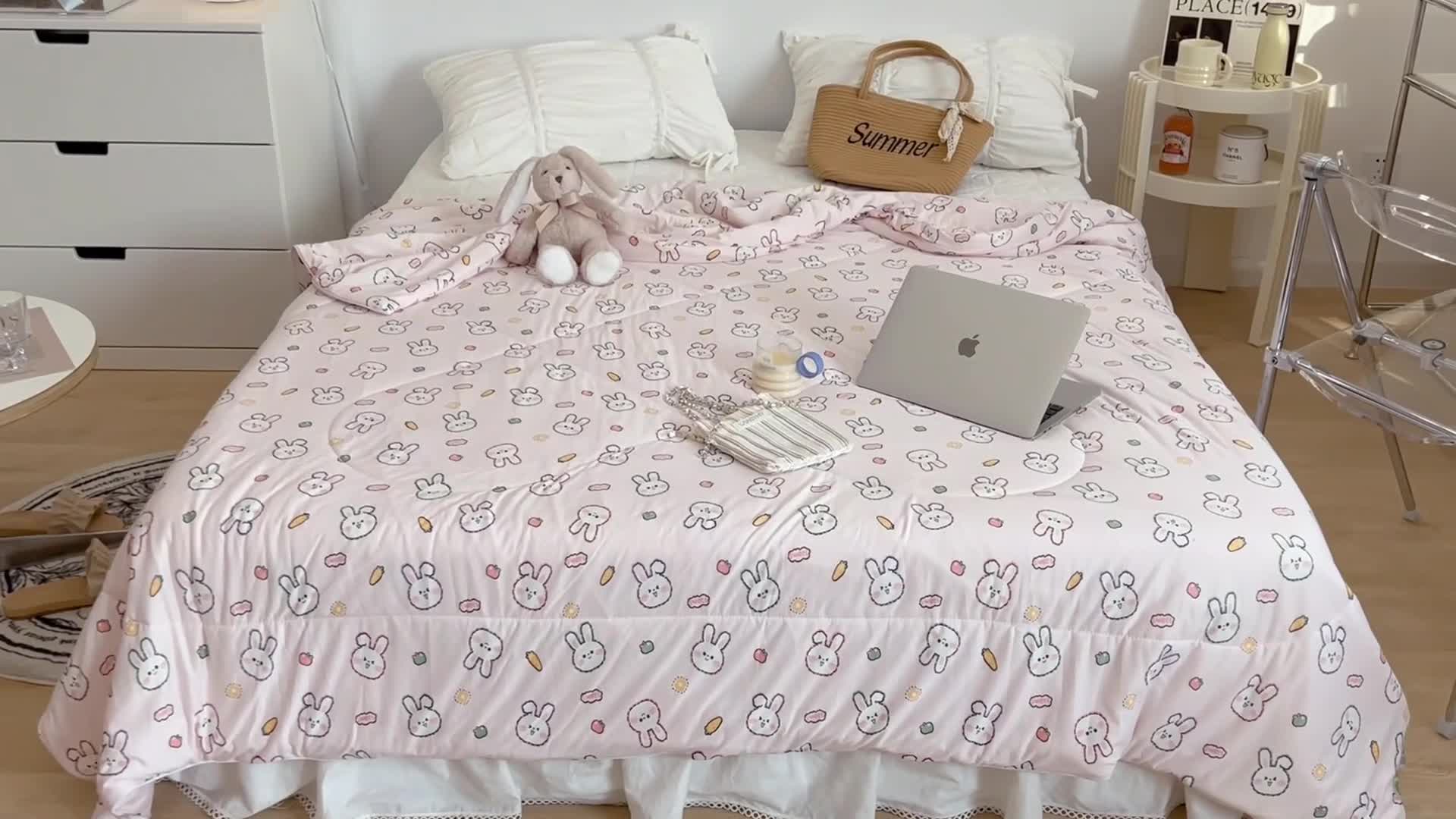 91家纺网 家纺一手货源 找家纺 昔可 2022新款卡通印花牛奶丝针织夏被 小兔萝卜