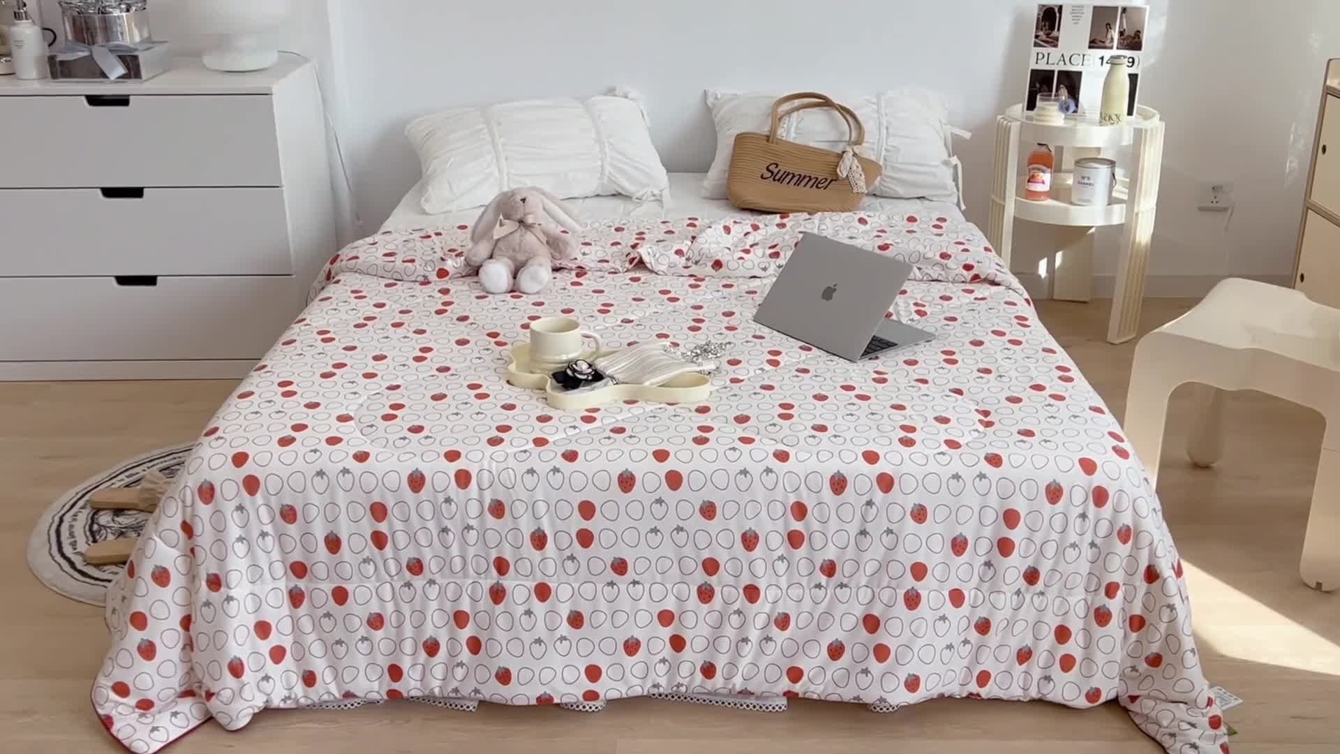 91家纺网 家纺一手货源 找家纺 昔可 2022新款卡通印花牛奶丝针织夏被 红草莓