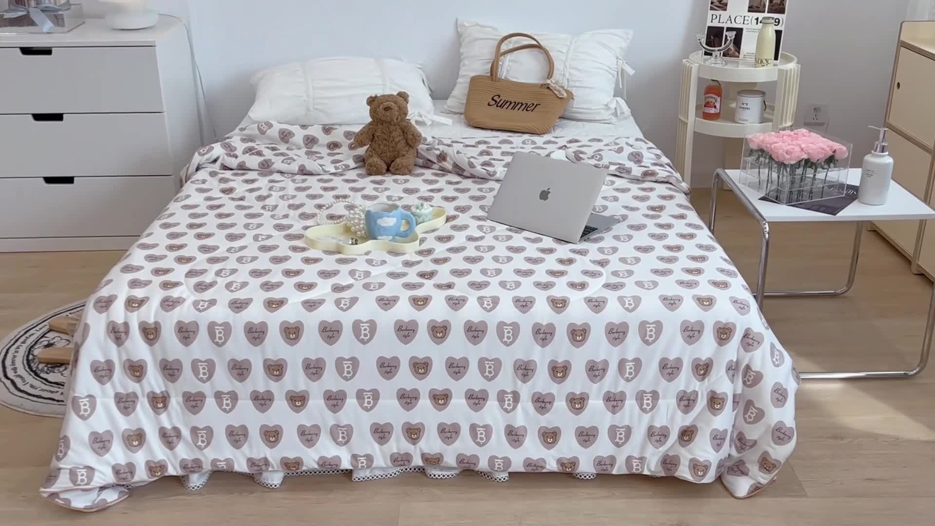 91家纺网 家纺一手货源 找家纺 昔可 2022新款卡通印花牛奶丝针织夏被 爱心熊-咖