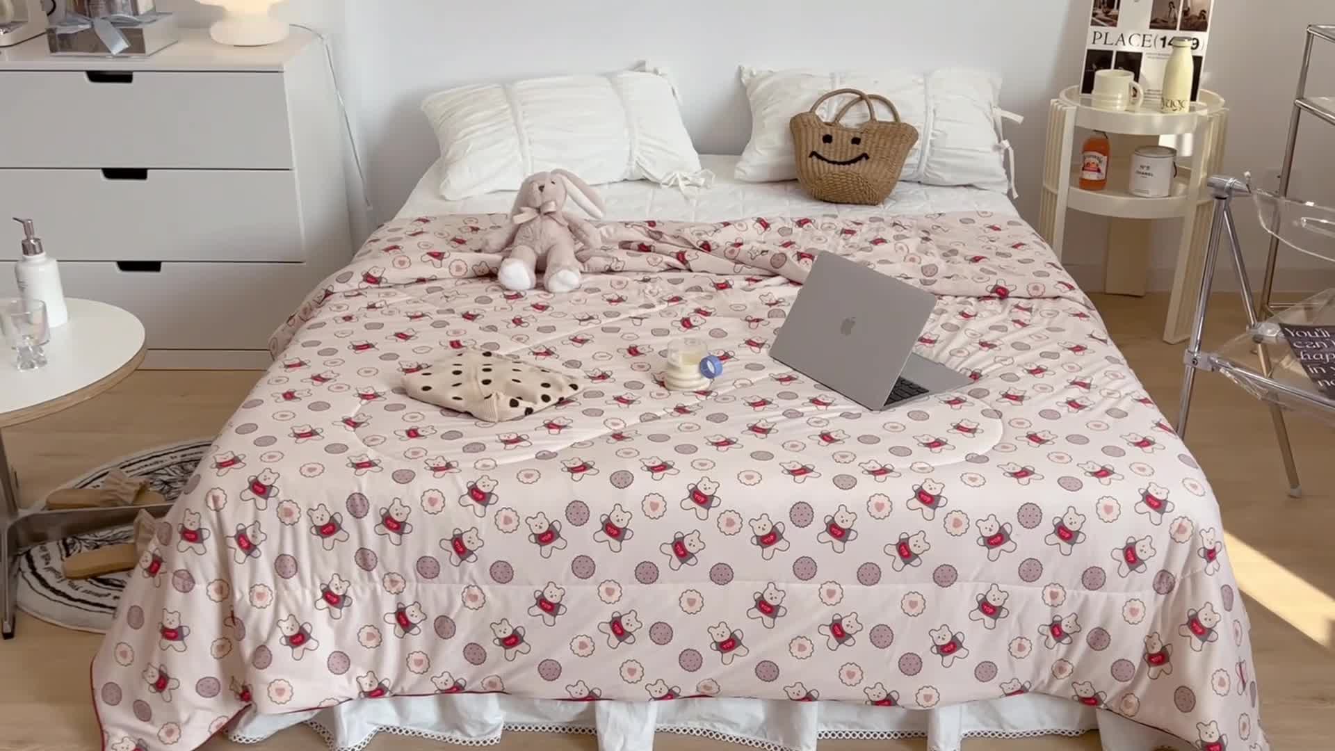 91家纺网 家纺一手货源 找家纺 昔可 2022新款卡通印花牛奶丝针织夏被 饼干小熊仔