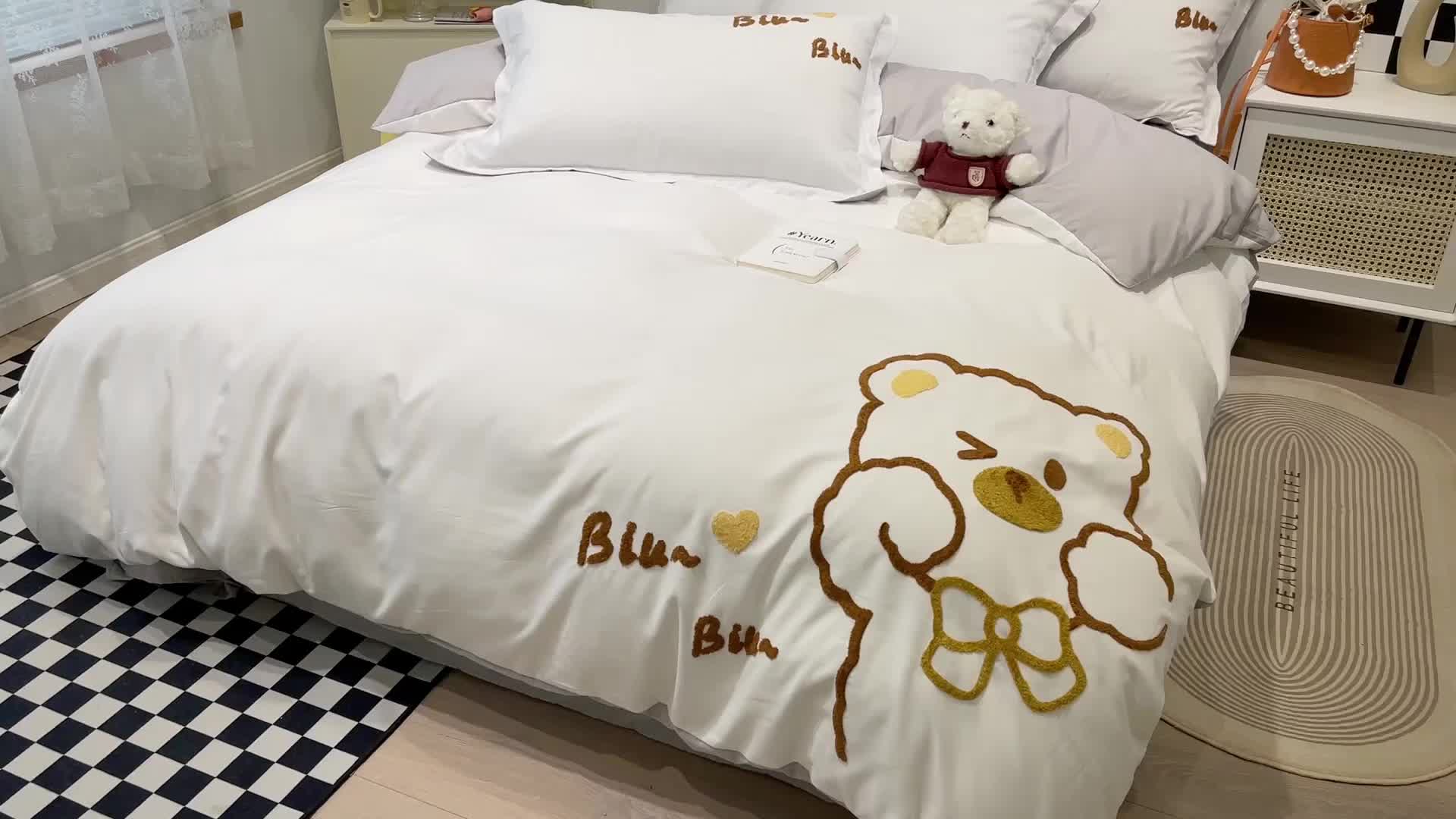 91家纺网 家纺一手货源 找家纺 娜娜 2022新款亲肤毛巾绣四件套 可爱熊-白灰