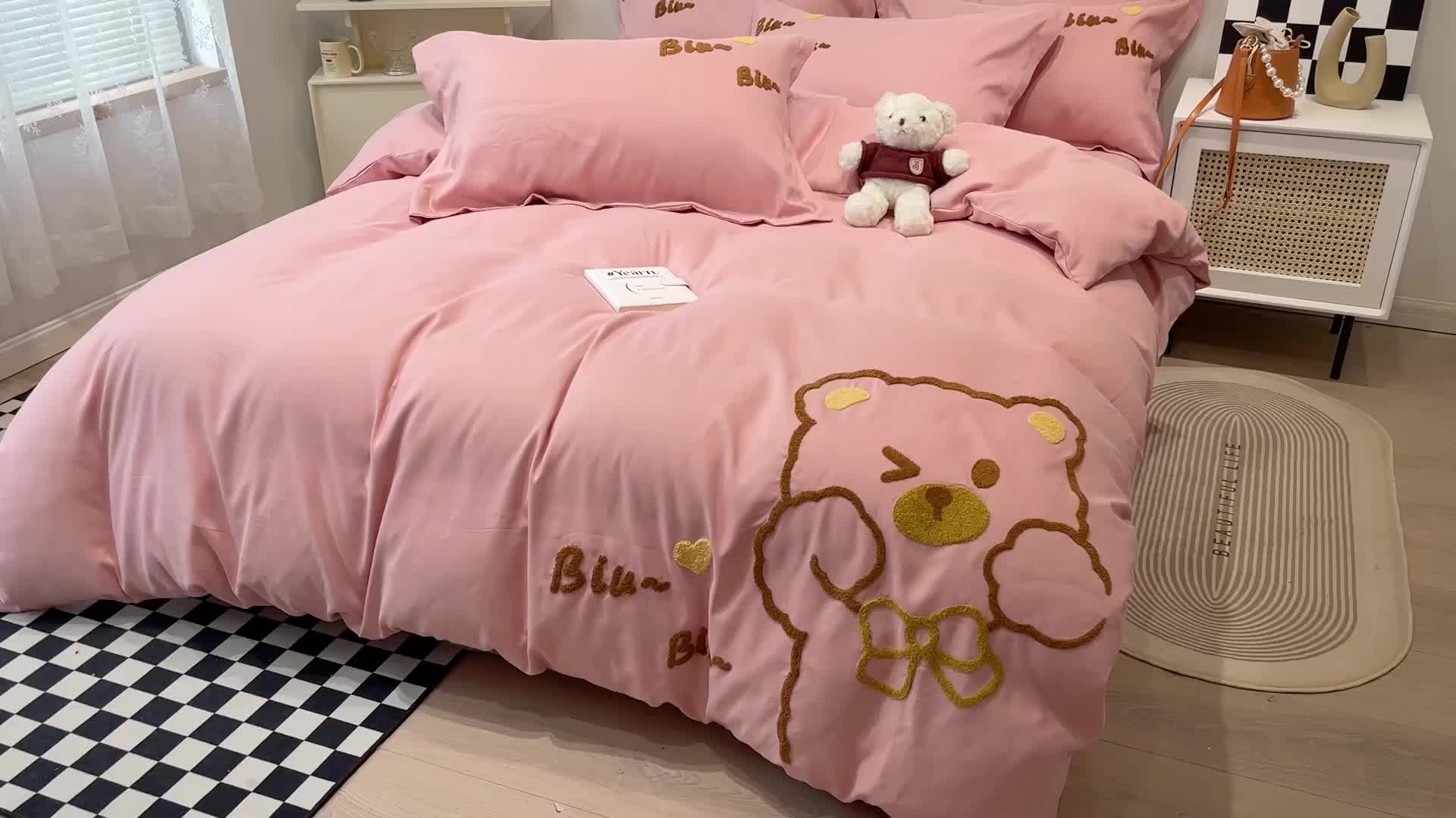 91家纺网 家纺一手货源 找家纺 娜娜 2022新款亲肤毛巾绣四件套 可爱熊-豆粉