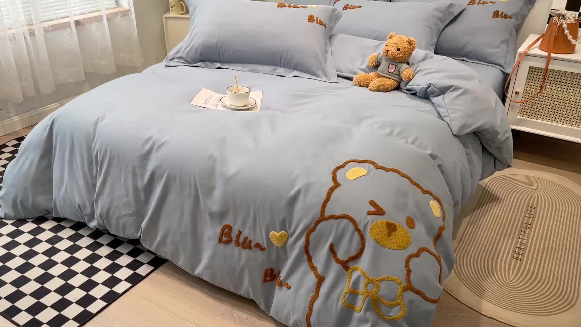 91家纺网 家纺一手货源 找家纺 娜娜 2022新款亲肤毛巾绣四件套 可爱熊-雾蓝