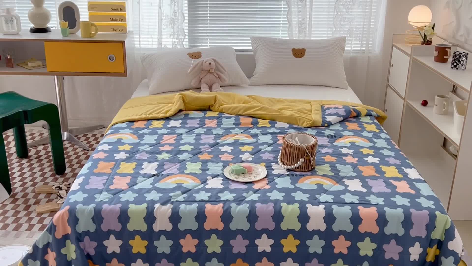 91家纺网 家纺一手货源 找家纺 昔可 2022新款水洗亲肤夏被子被芯 蓝底彩虹熊