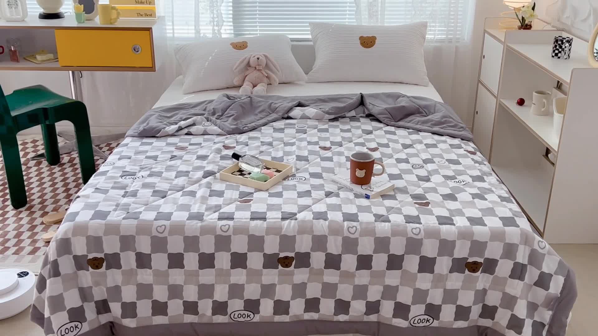 91家纺网 家纺一手货源 找家纺 昔可 2022新款水洗亲肤夏被子被芯 灰色小格熊