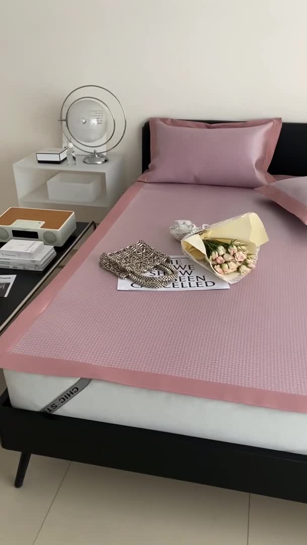 91家纺网 家纺一手货源 找家纺 昔可 2022新款900D水洗提花养生凉席 小千鸟格-粉