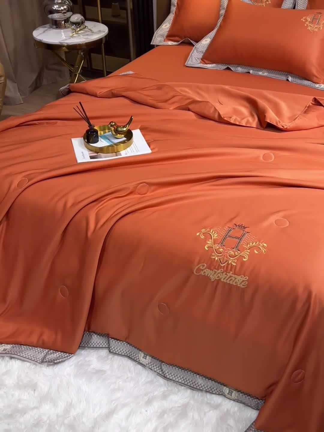 91家纺网 家纺一手货源 找家纺 露梦2025轻奢千鸟格水洗真丝数码印花宽边刺绣夏被四件套格调-秋橘色