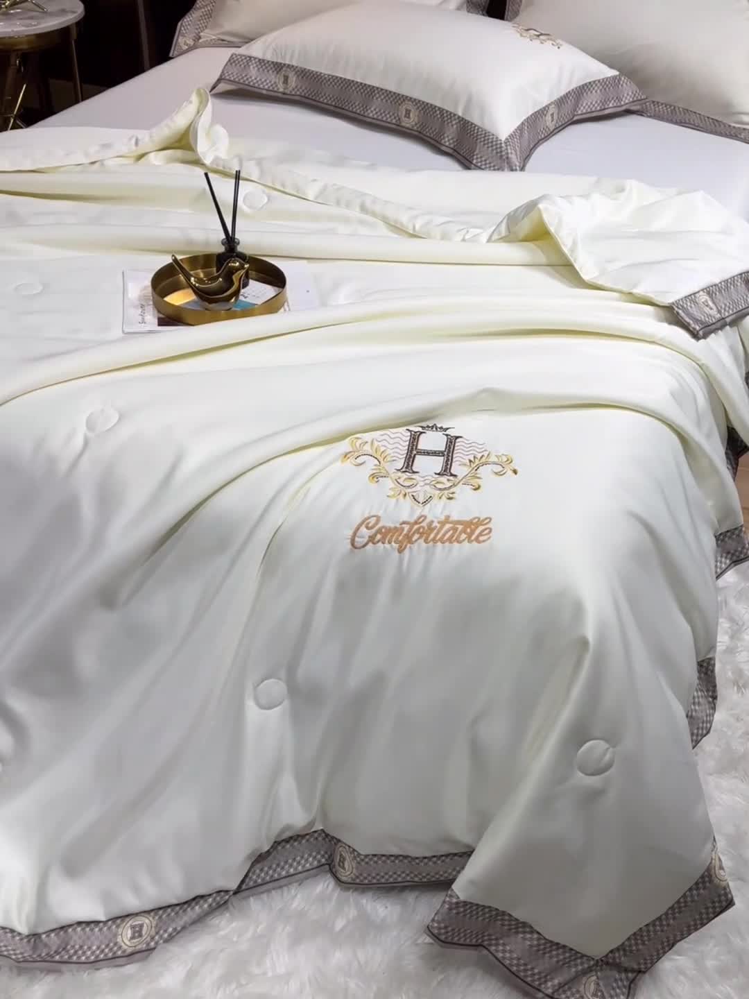 91家纺网 家纺一手货源 找家纺 露梦2025轻奢千鸟格水洗真丝数码印花宽边刺绣夏被四件套格调-贵族白