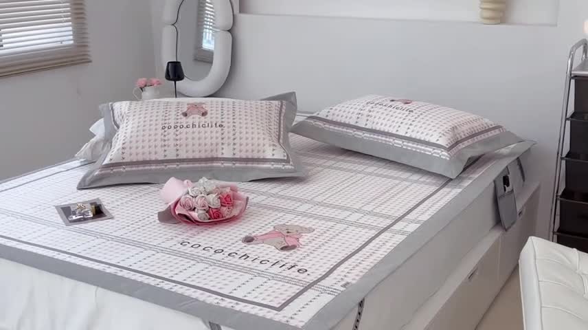 91家纺网 家纺一手货源 找家纺 昔可 2022新款大版数码水洗冰沐丝凉席 可可熊粉