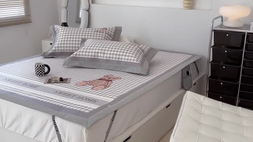 91家纺网 家纺一手货源 找家纺 昔可 2022新款大版数码水洗冰沐丝凉席 酷酷千鸟格纹熊