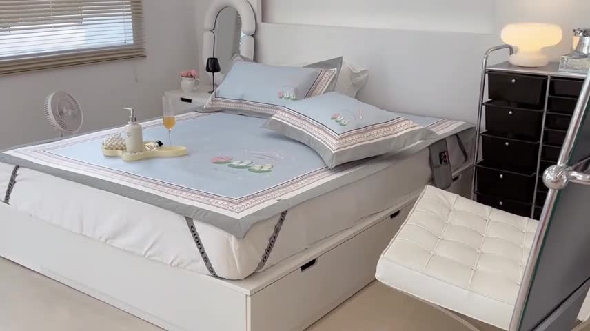 91家纺网 家纺一手货源 找家纺 昔可 2022新款大版数码水洗冰沐丝凉席 铃兰季节蓝