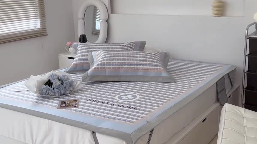 91家纺网 家纺一手货源 找家纺 昔可 2022新款大版数码水洗冰沐丝凉席 香香四叶花蓝