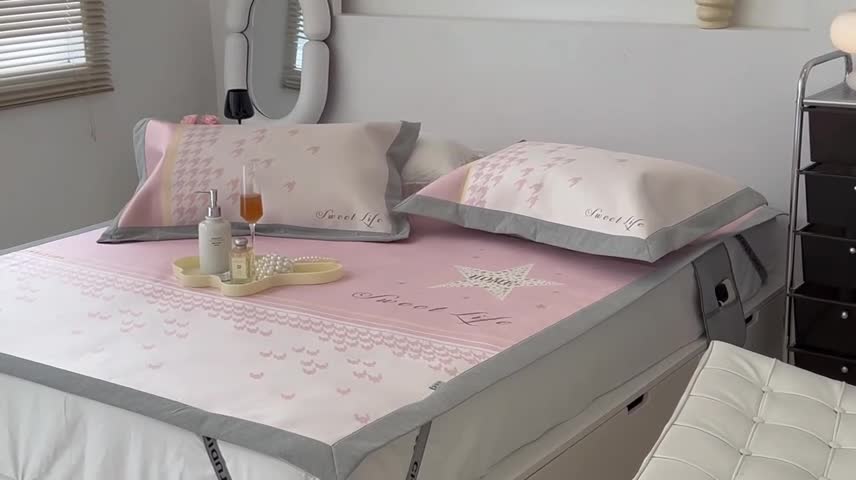 91家纺网 家纺一手货源 找家纺 昔可 2022新款大版数码水洗冰沐丝凉席 星光闪闪粉