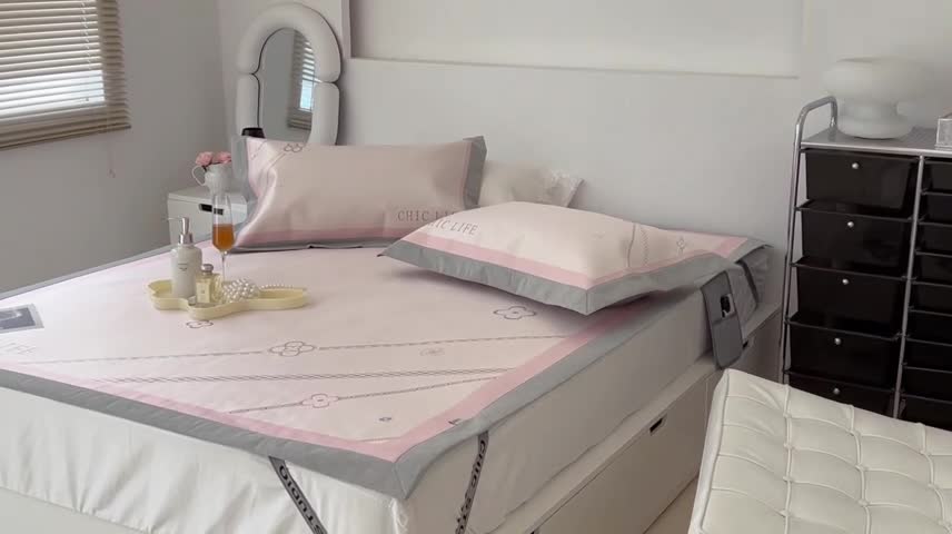 91家纺网 家纺一手货源 找家纺 昔可 2022新款大版数码水洗冰沐丝凉席 幸运花链粉