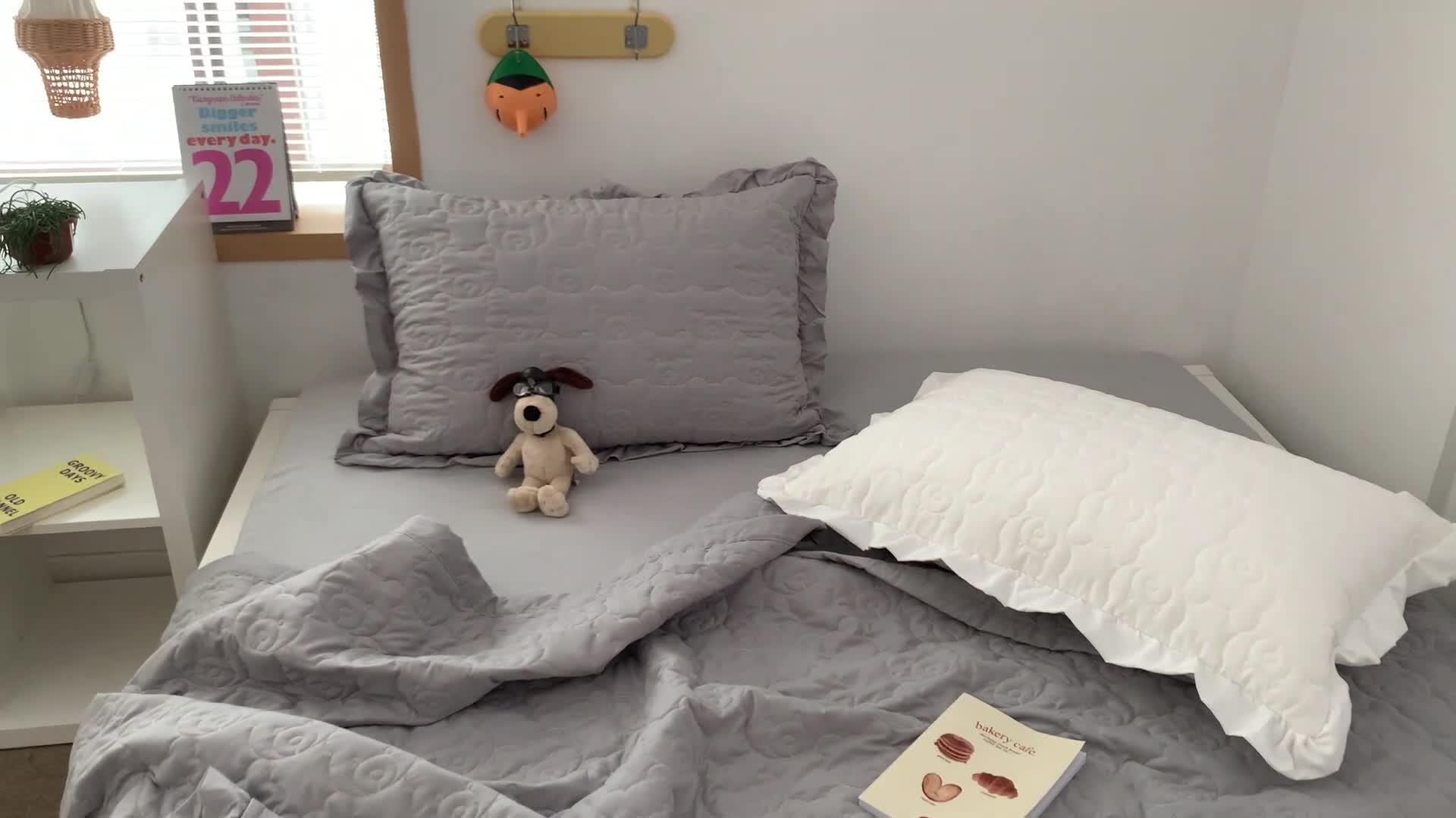 91家纺网 家纺一手货源 找家纺 六巷胡同 2023新款ins小熊床盖夏被四件套 灰小熊