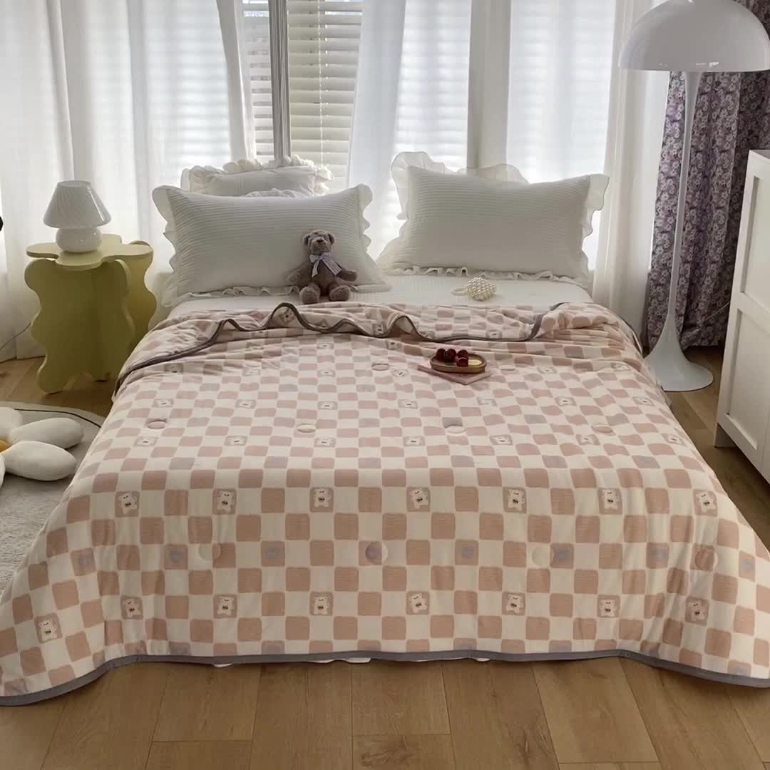 91家纺网 家纺一手货源 找家纺 梦享生活家居 2022新款针织棉卡通大豆夏被 棋盘格粉