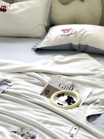 91家纺网 家纺一手货源 找家纺 星野 2022新款绣花儿童夏被-嘟嘟车