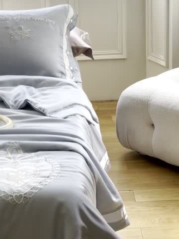 91家纺网 家纺一手货源 找家纺 星野 2022新款绣花宽边天丝夏被-薇薇安