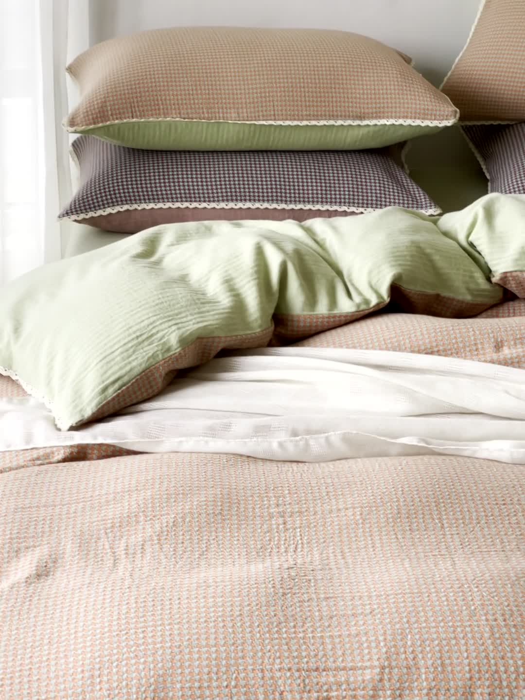 91家纺网 家纺一手货源 找家纺 圆岛 2022新款色织小提花花边款全棉水洗棉四件套 橘粉拼绿