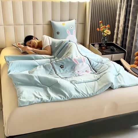 91家纺网 家纺一手货源 找家纺 阳光依佰抱枕被 2022新款磨毛小兔子贴布刺绣靠枕靠垫抱枕被 婴儿蓝