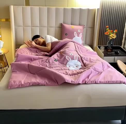 91家纺网 家纺一手货源 找家纺 阳光依佰抱枕被 2022新款磨毛小兔子贴布刺绣靠枕靠垫抱枕被 桃粉色