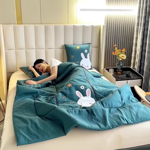 91家纺网 家纺一手货源 找家纺 阳光依佰抱枕被 2022新款磨毛小兔子贴布刺绣靠枕靠垫抱枕被 松石绿