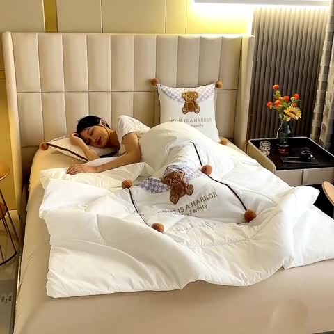 91家纺网 家纺一手货源 找家纺 阳光依佰抱枕被 2022新款磨毛球球小熊款刺绣靠枕靠垫抱枕被 白色