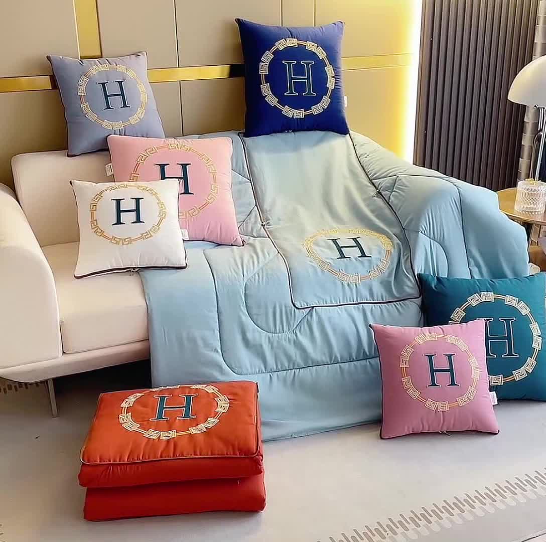 91家纺网 家纺一手货源 找家纺 （总）阳光依佰抱枕被 2022新款磨毛回纹刺绣靠枕靠垫抱枕被