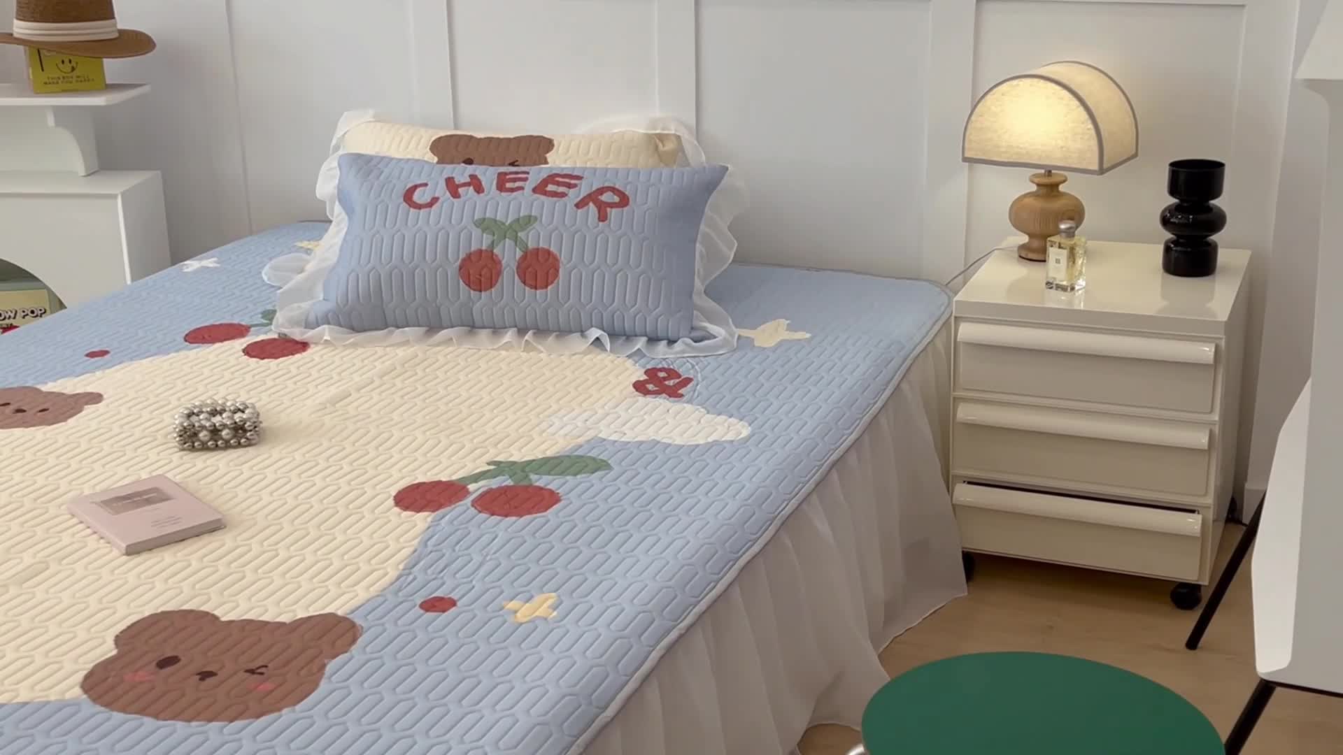 91家纺网 家纺一手货源 找家纺 昔可 2022新款ins风小清新床裙款乳胶凉席三件套 床裙款-画框樱桃熊