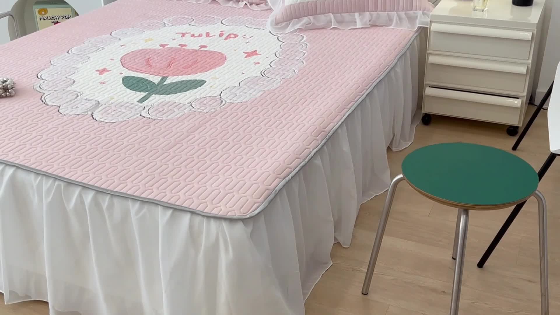 91家纺网 家纺一手货源 找家纺 昔可 2022新款ins风小清新床裙款乳胶凉席三件套 床裙款-粉圈郁金香