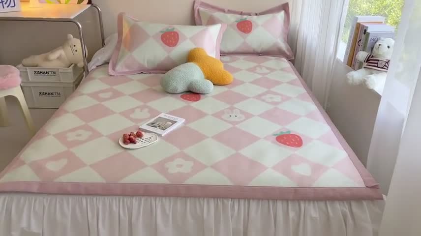 91家纺网 家纺一手货源 找家纺 时年 2022新款全工艺环保数码印花高品质水洗冰丝凉席 草莓兔