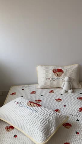 91家纺网 家纺一手货源 找家纺 朗莎家纺 2022新款可机洗凉感丝卡通乳胶凉席 达菲熊床笠