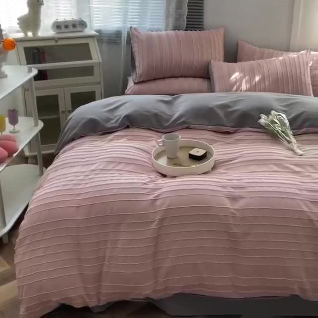 91家纺网 家纺一手货源 找家纺 古吉梦 2022新款剪花简约条系列四件套浅豆沙+浅灰