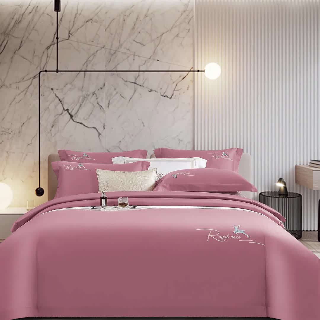 91家纺网 家纺一手货源 找家纺 芊寻家居 2024新款全棉长绒棉四件套 一鹿有你-草莓熊粉