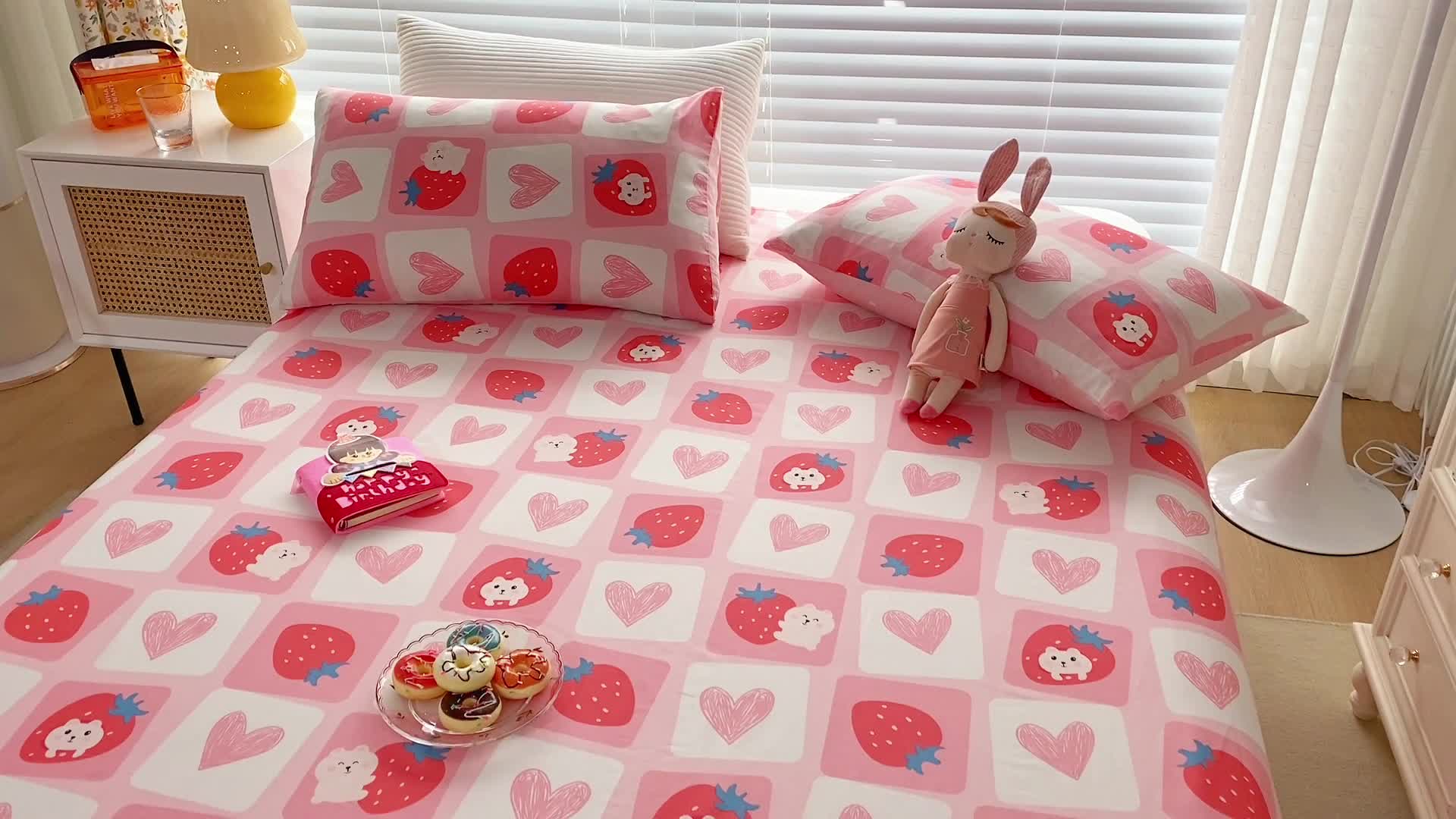 91家纺网 家纺一手货源 找家纺 金丝鸟 2022新款全棉床单单品 草莓牛奶