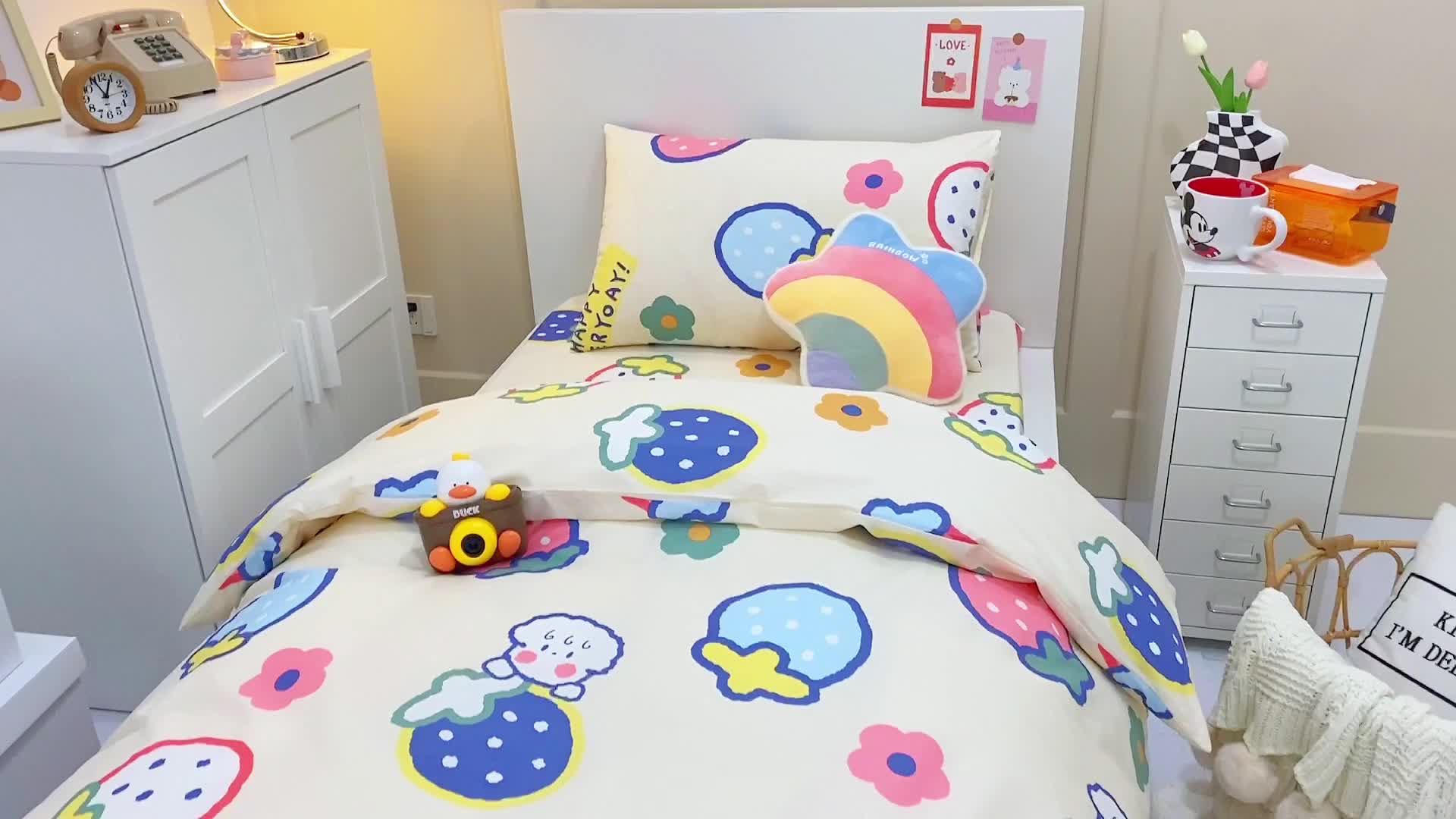 91家纺网 家纺一手货源 找家纺 金丝鸟 2022新款全棉斜纹13370三件套 草莓恋宠