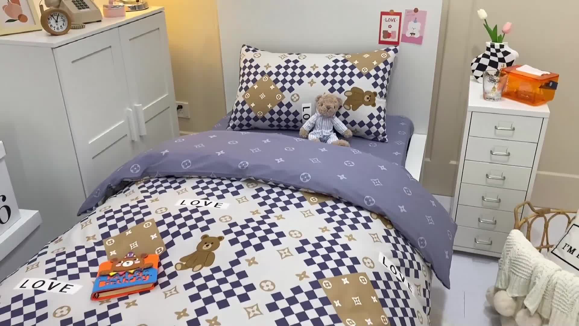 91家纺网 家纺一手货源 找家纺 金丝鸟 2022新款全棉斜纹13370三件套 路易熊