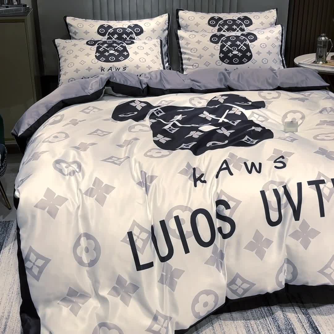 91家纺网 家纺一手货源 找家纺 摩卡 2022新款网红轻奢印花冰丝四件套 熊头白