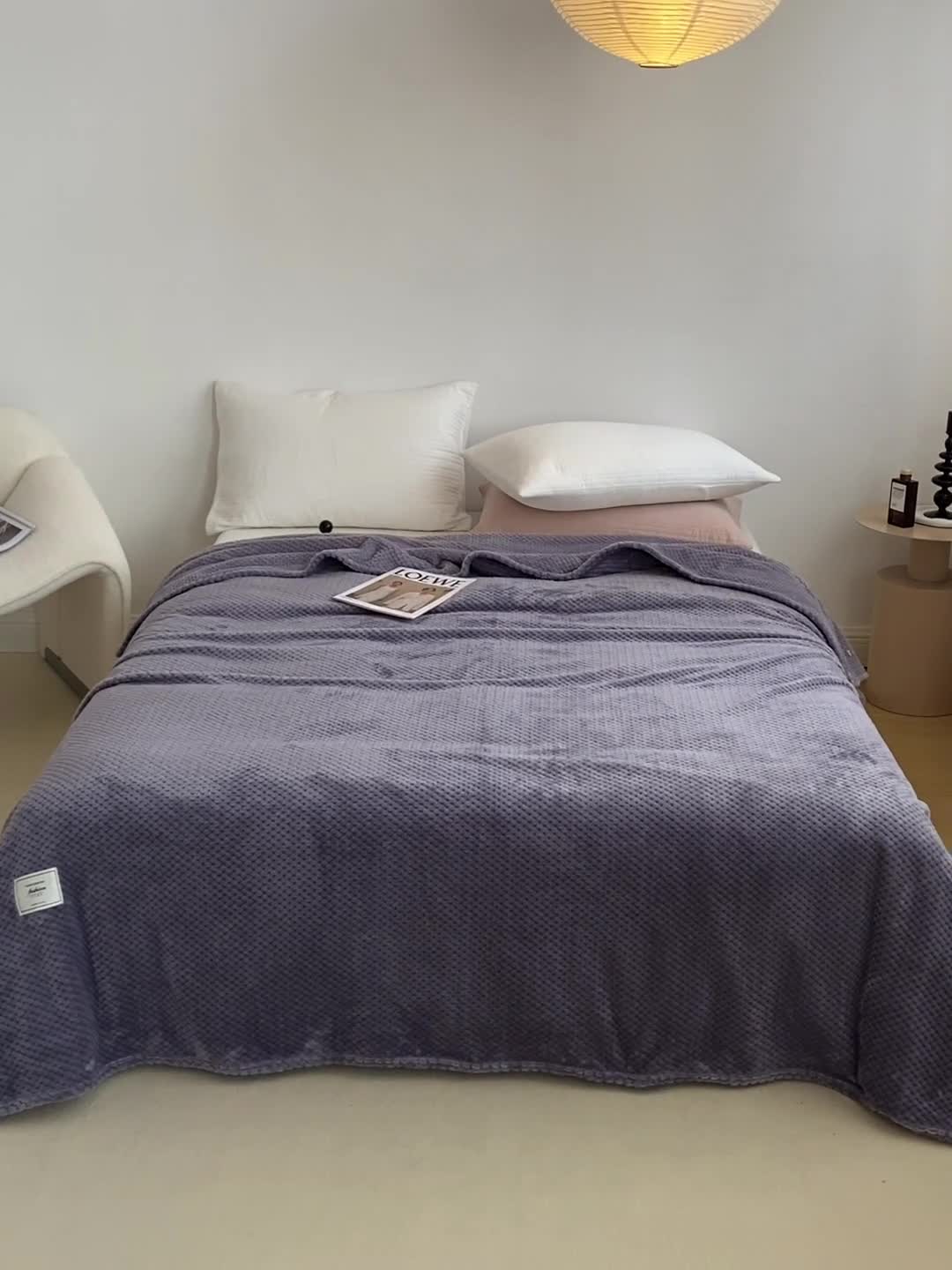 91家纺网 家纺一手货源 找家纺 羋多 2023年新款菠萝格提花毯子法莱绒云貂绒贴布毛毯 藕紫