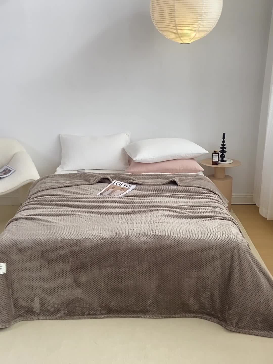 91家纺网 家纺一手货源 找家纺 羋多 2023年新款菠萝格提花毯子法莱绒云貂绒贴布毛毯 浅咖啡