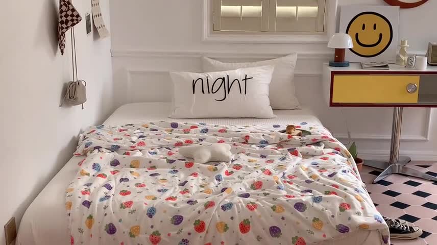 91家纺网 家纺一手货源 找家纺 顾里家纺 2022新款牛奶针织棉夏被-韩式场景 草莓点点