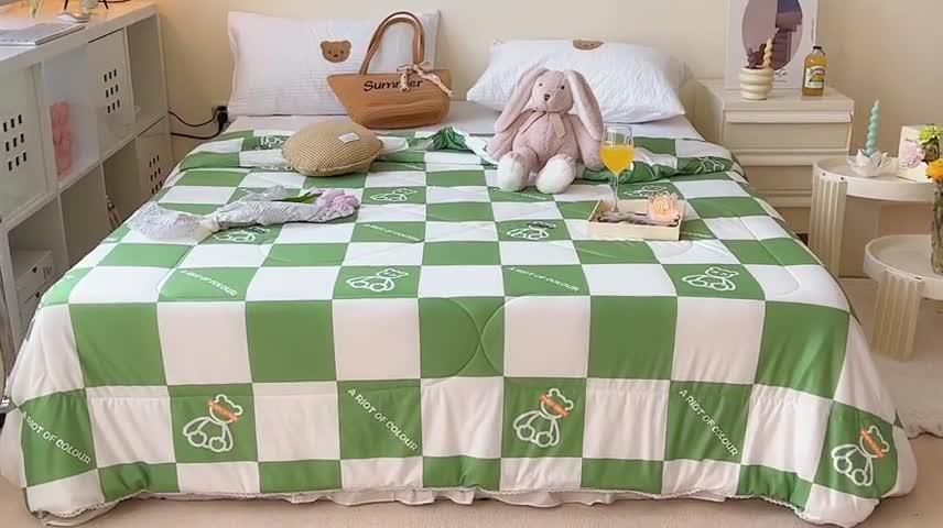 91家纺网 家纺一手货源 找家纺 顾里家纺 2022新款牛奶针织棉夏被-实拍 方块小熊绿