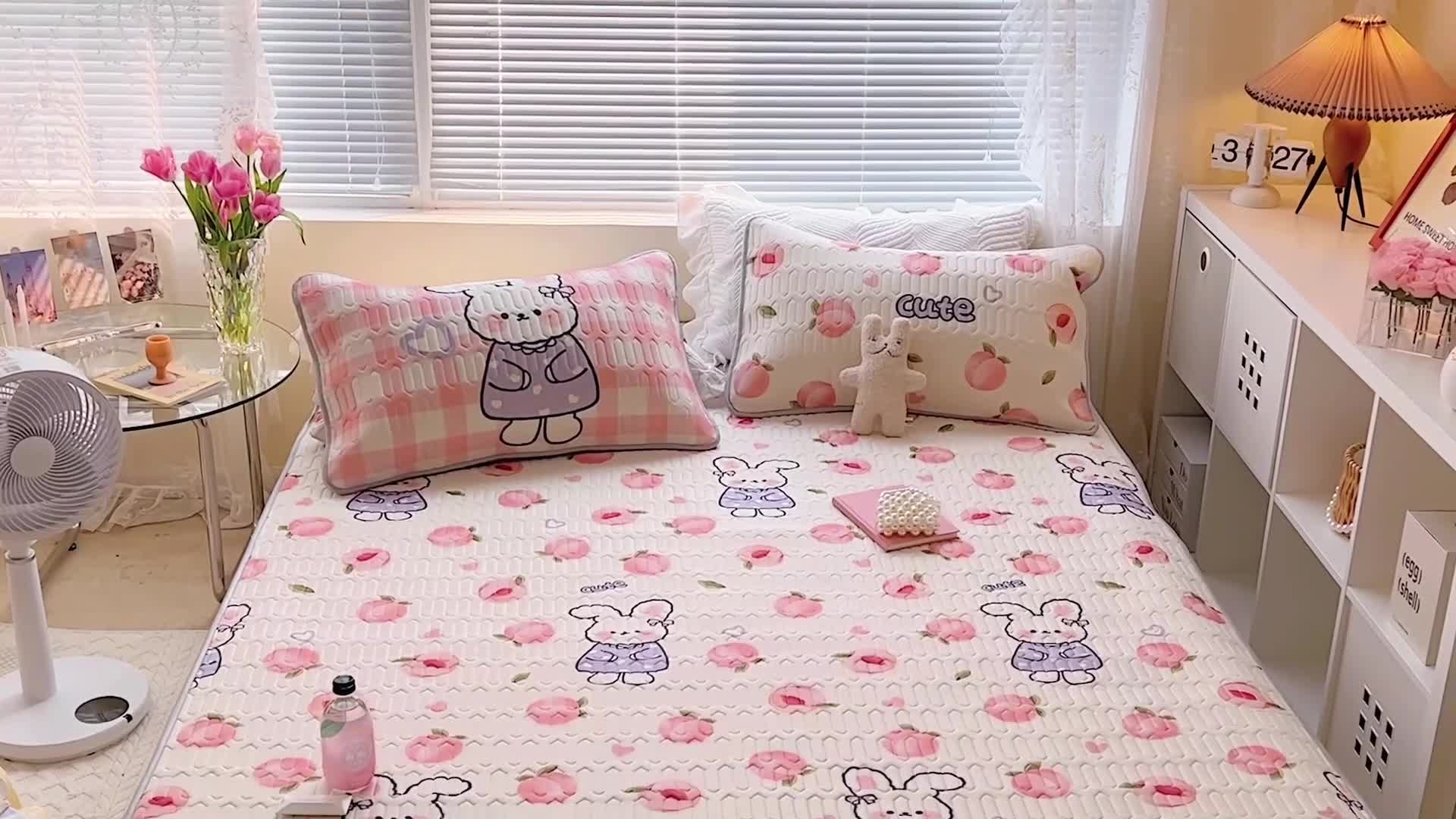 91家纺网 家纺一手货源 找家纺 顾里家纺 2022新款韩系ins印花凉感软席凉席-场景一 兔子蜜桃